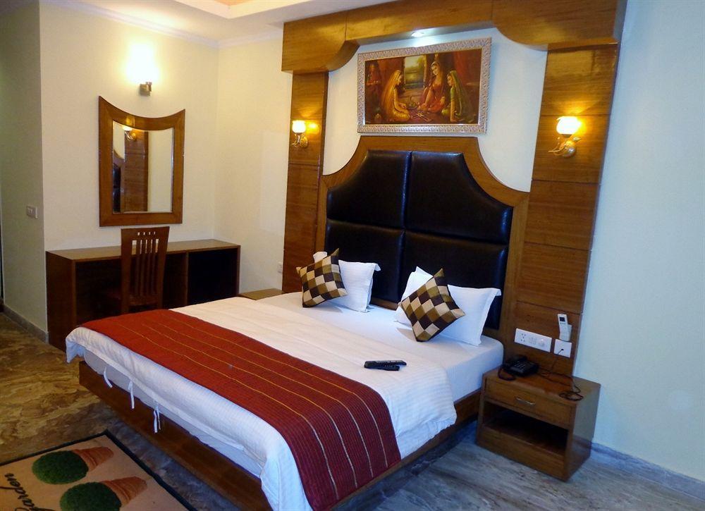 Hotel Castle Blue New Delhi Near Igi Airport Exterior foto