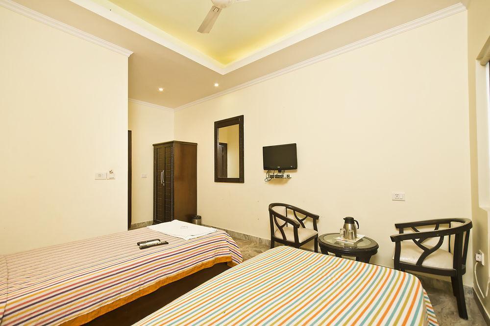 Hotel Castle Blue New Delhi Near Igi Airport Exterior foto