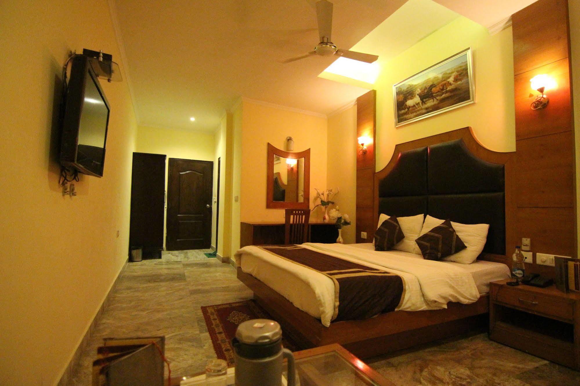 Hotel Castle Blue New Delhi Near Igi Airport Exterior foto
